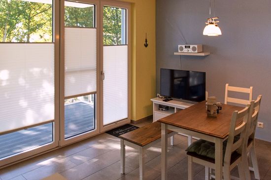 Wohnzimmer mit Flachbild TV in der Ferienwohnung in Zirchow auf Usedom