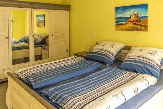 Schlafzimmer mit Doppelbett und Kleiderschrank in der Ferienwohnung in Zirchow auf Usedom